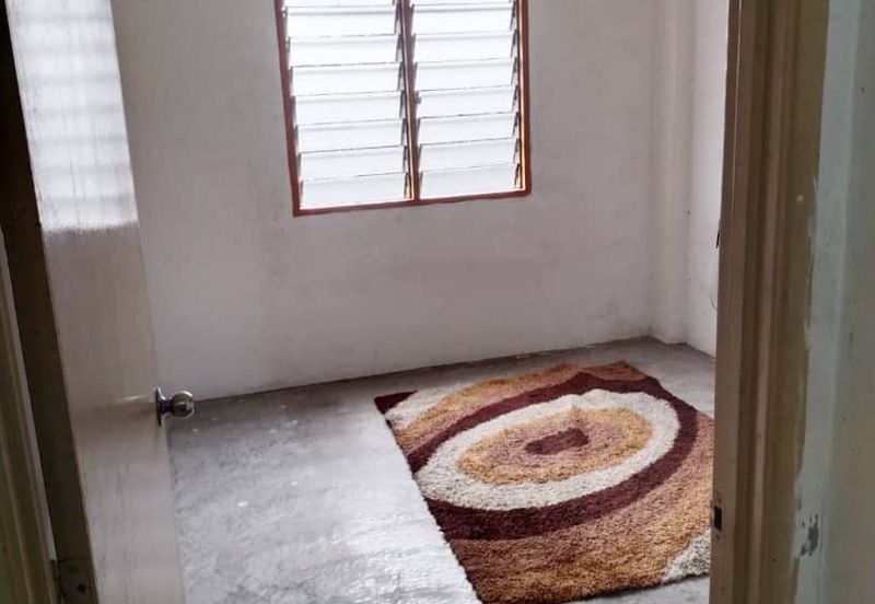 Masai -  plentong utama -  jalan daisi taman - Low Medium Cost Flat