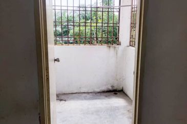 Masai -  plentong utama -  jalan daisi taman - Low Medium Cost Flat