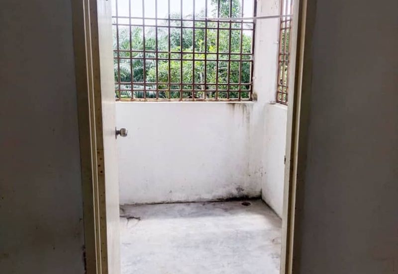 Masai -  plentong utama -  jalan daisi taman - Low Medium Cost Flat