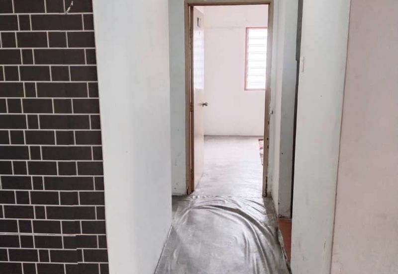 Masai -  plentong utama -  jalan daisi taman - Low Medium Cost Flat