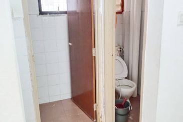 Masai -  plentong utama -  jalan daisi taman - Low Medium Cost Flat