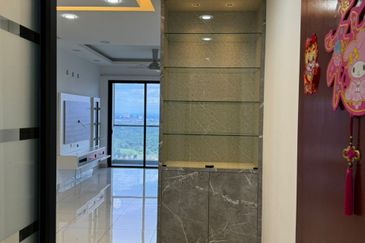 JB - Bandar Uda Utama - Persisiran Sutera Danga - The Raffles Suites Corner lot