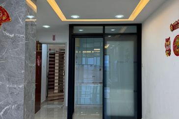 JB - Bandar Uda Utama - Persisiran Sutera Danga - The Raffles Suites Corner lot