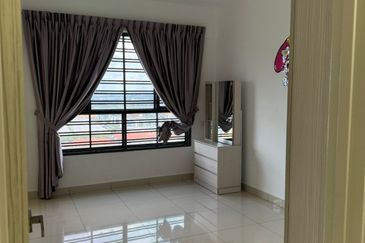 JB - Bandar Uda Utama - Persisiran Sutera Danga - The Raffles Suites Corner lot
