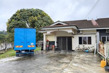 Kota Tinggi - Tmn Sri Saujana - Single storey terrace house corner