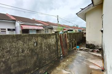 Kota Tinggi - Tmn Sri Saujana - Single storey terrace house corner