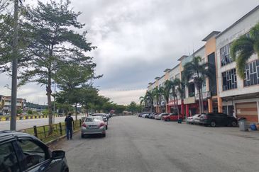 Simpang Renggam - Pusat Perniagaan Wawasan - 3 Storey shop - Facing mainroad