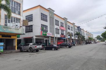 Simpang Renggam - Pusat Perniagaan Wawasan - 3 Storey shop - Facing mainroad