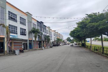 Simpang Renggam - Pusat Perniagaan Wawasan - 3 Storey shop - Facing mainroad