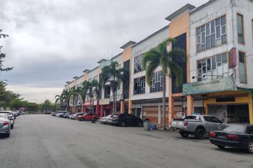 Simpang Renggam - Pusat Perniagaan Wawasan - 3 Storey shop - Facing mainroad