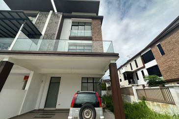 Ulu Tiram - Bandar cemerlang precinct B ( Breeze ) 