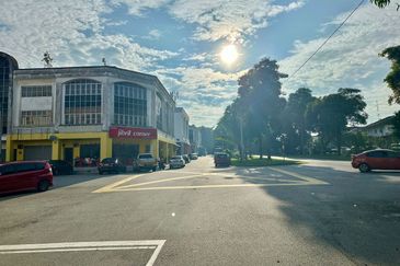 Kulai - Taman Putri Kulai - Jalan Sri Putri 5/8 - Three Storey ShopLot - Facing Main Road