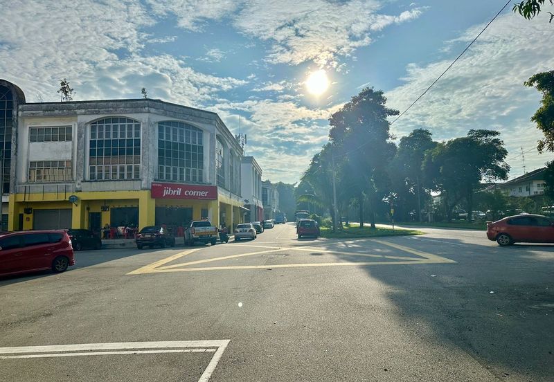 Kulai - Taman Putri Kulai - Jalan Sri Putri 5/8 - Three Storey ShopLot - Facing Main Road