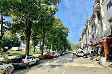 Kulai - Taman Putri Kulai - Jalan Sri Putri 5/8 - Three Storey ShopLot - Facing Main Road