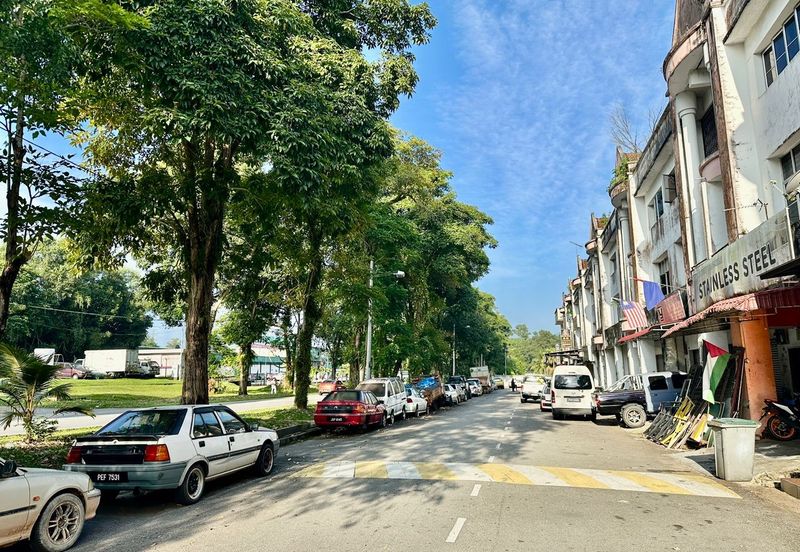 Kulai - Taman Putri Kulai - Jalan Sri Putri 5/8 - Three Storey ShopLot - Facing Main Road