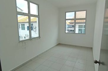 Skudai Pulai Mutiara - Taman Pulai Mutiara (Camellia Type) - Double Storey Terrace House Endlot (Bared unit)