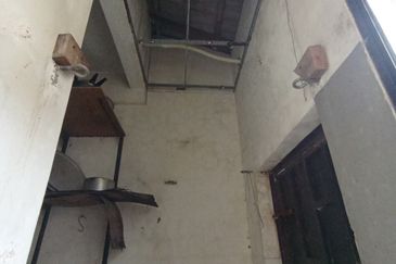 Kulai - Bandar Putra - Jalan Cengal 11 - 3 Storey House 