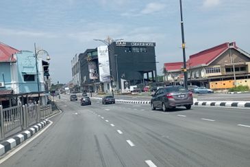 Kulai Street - Jalan Ismain -Double Storey Shoplot facing main road古来大街双层店出租