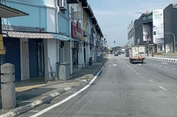 Kulai Street - Jalan Ismain -Double Storey Shoplot facing main road古来大街双层店出租