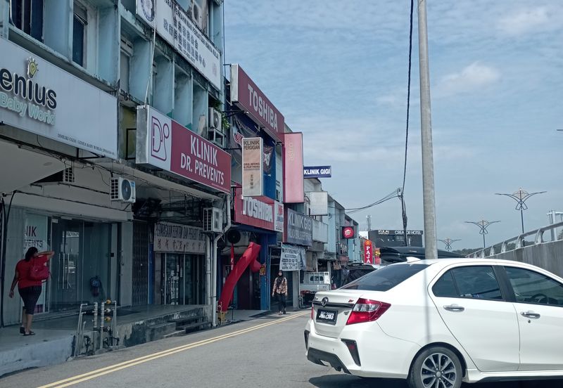 kulai Street Jalan Susur Kulai 3- storey shop lot   -facing main road