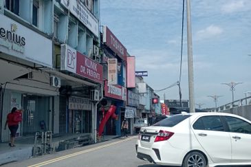 kulai Street Jalan Susur Kulai 3- storey shop lot   -facing main road
