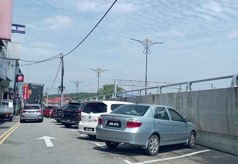 kulai Street Jalan Susur Kulai 3- storey shop lot   -facing main road