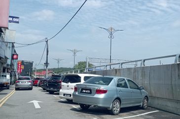 kulai Street Jalan Susur Kulai 3- storey shop lot   -facing main road