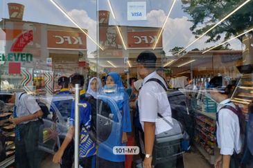 Seksyen 2, Shah Alam (Near UITM) Ground Floor Shoplot [CROWDED AREA] HOT RENT!!!