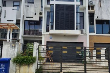 [VALUE BUY] WITH PRIVATE GARAGE!!! Maple Terrace, Denai Alam Triple Storey Superlink House