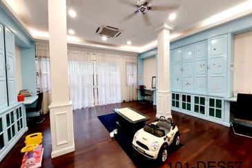 Move In Condition 3 Storey Bungalow House With Pool Bukit Jelutong Shah Alam