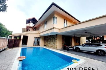 Move In Condition 3 Storey Bungalow House With Pool Bukit Jelutong Shah Alam
