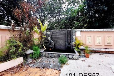 Move In Condition 3 Storey Bungalow House With Pool Bukit Jelutong Shah Alam