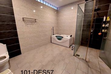 Move In Condition 3 Storey Bungalow House With Pool Bukit Jelutong Shah Alam