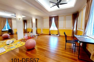 Move In Condition 3 Storey Bungalow House With Pool Bukit Jelutong Shah Alam