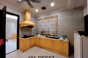 Move In Condition 3 Storey Bungalow House With Pool Bukit Jelutong Shah Alam