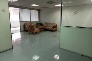 VALUE BUY‼️Renovated Pelangi Point Meru Shop Office Near Klang Parade