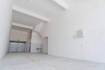 [PRIME LOCATION | NEWLY PAINTED] U5 @ Shah Alam, Double Storey Shoplot