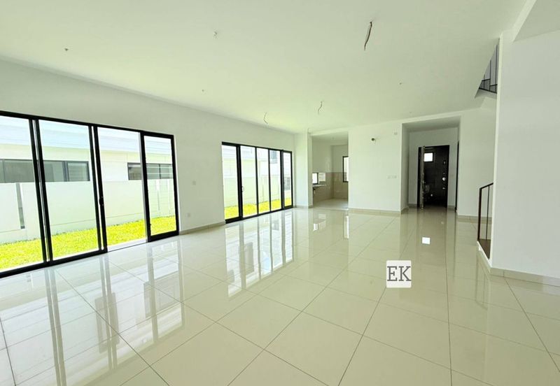 The Eight 2, Elmina Green (Phase B)