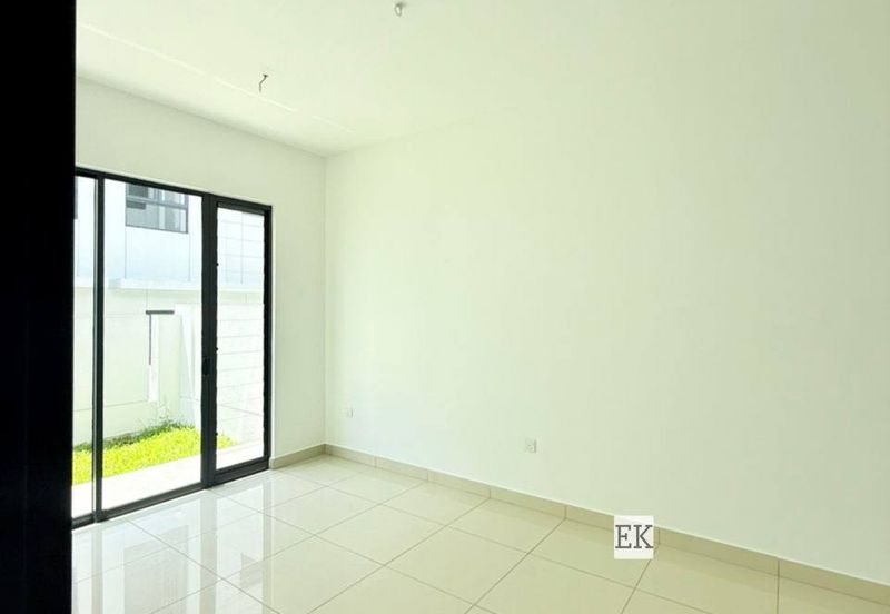 The Eight 2, Elmina Green (Phase B)