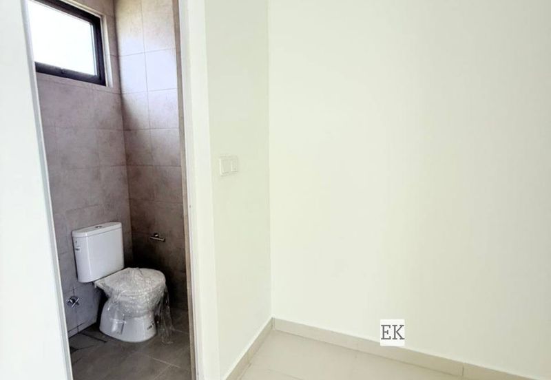 The Eight 2, Elmina Green (Phase B)