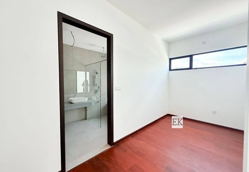 The Eight 2, Elmina Green (Phase B)