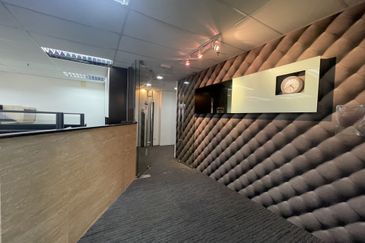 Fully fitted well maintained corner unit