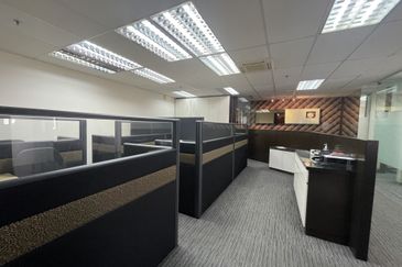 Fully fitted well maintained corner unit