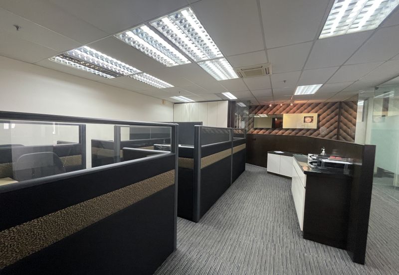 Fully fitted well maintained corner unit