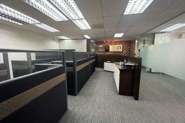 Fully fitted well maintained corner unit