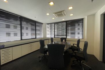 Fully fitted well maintained corner unit