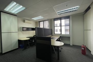 Fully fitted well maintained corner unit