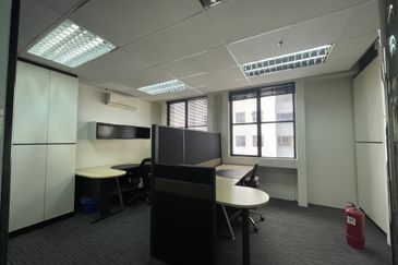 Fully fitted well maintained corner unit