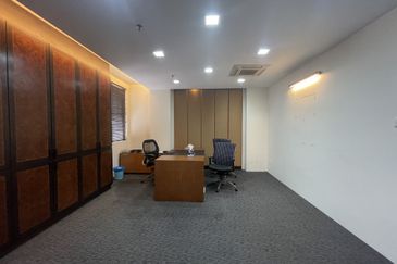 Fully fitted well maintained corner unit