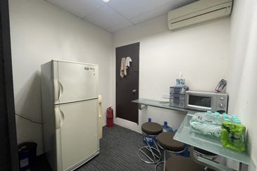 Fully fitted well maintained corner unit